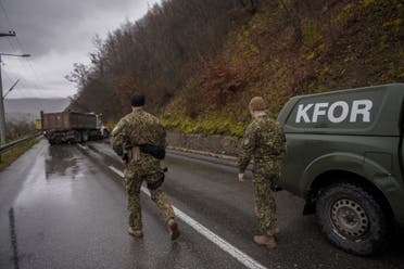 عناصر من قوة حفظ السلام التابعة للناتو "كفور" على حدود كوسوفو وصربيا