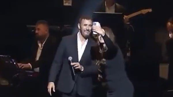 Look.. Barefoot Fan Annoying Kazem El Saher To Take A ‘Selfie’