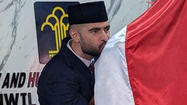 الحصول على جواز سفر وتقبيل العلم الإندونيسي