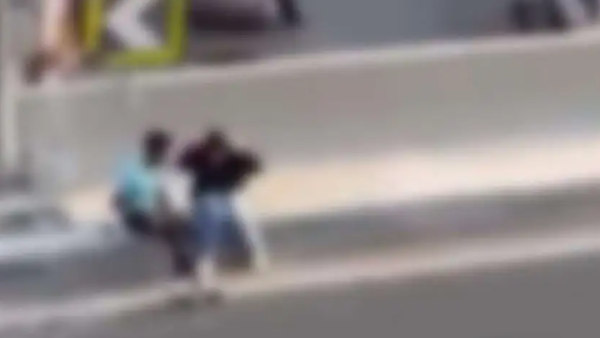 Scandalous video of a bridge in front of pedestrians in broad daylight in Egypt… and security is moving