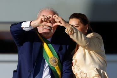 الرئيس البرازيلي لولا دا سيلفا وزوجته يحييان الجماهير 