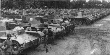 جنود يابانيون رفقة دباباتهم بالحرب العالمية