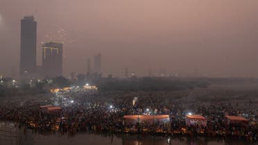 Hindu devotees gather to worship the Sun God amidst heavy smog in the early morning during the Hindu religious festival of Chatth Puja, on the bank of the Yamuna river in New Delhi, India, October 31, 2022. (File photo: Reuters)