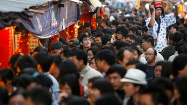 People shop along the Dihua Chinese Lunar New Year street market in Taipei January 18, 2009. (File photo: Reuters)