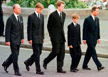 الأمير هاري خلال جنازة والدته