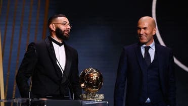 زيدان سلم بنزيمة جائزة الكرة الذهبية 2022