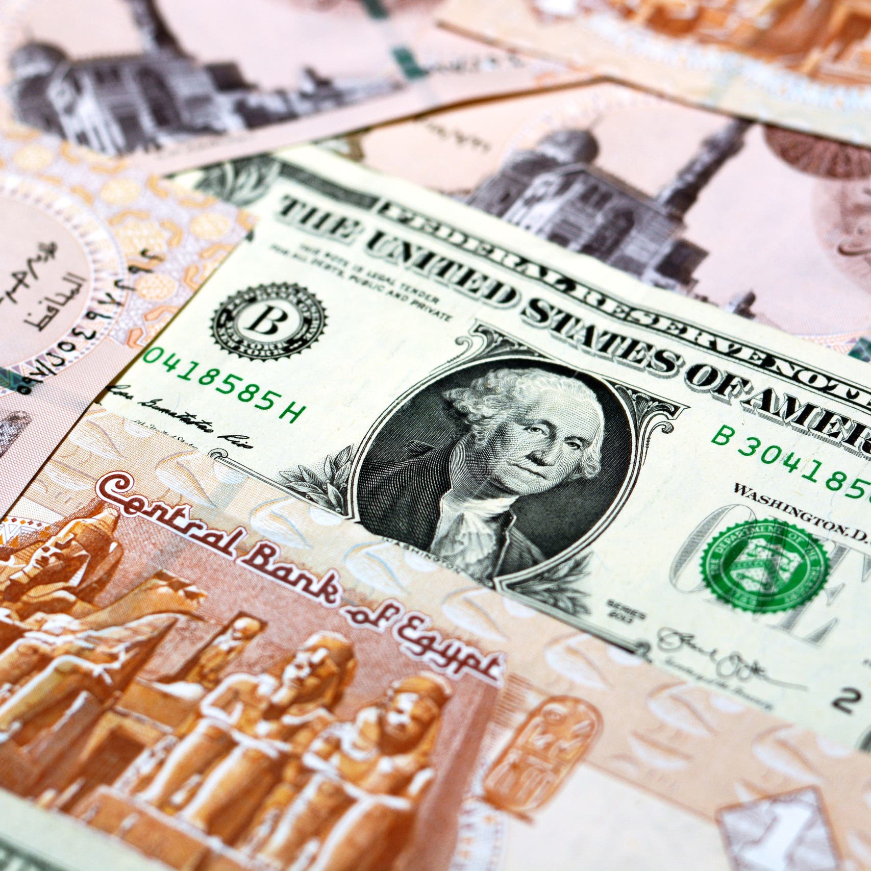 نشاط مكثف للسوق السوداء مع عودة المضاربات على الدولار في مصر