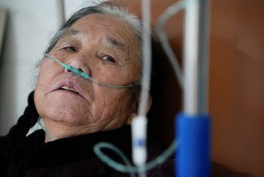 سيدة تتلقى الأوكسجين في المستشفى في إحدى قرى الصين
