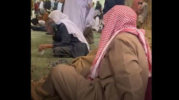 Watch.. A Saudi sheikh covers a Pakistani in the Prophet’s Mosque with his robe