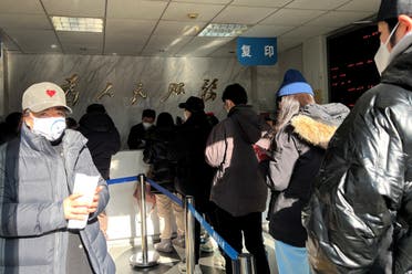 تهافت الصينيين على مكاتب السفر بعد فتح حدود البلاد مؤخراً