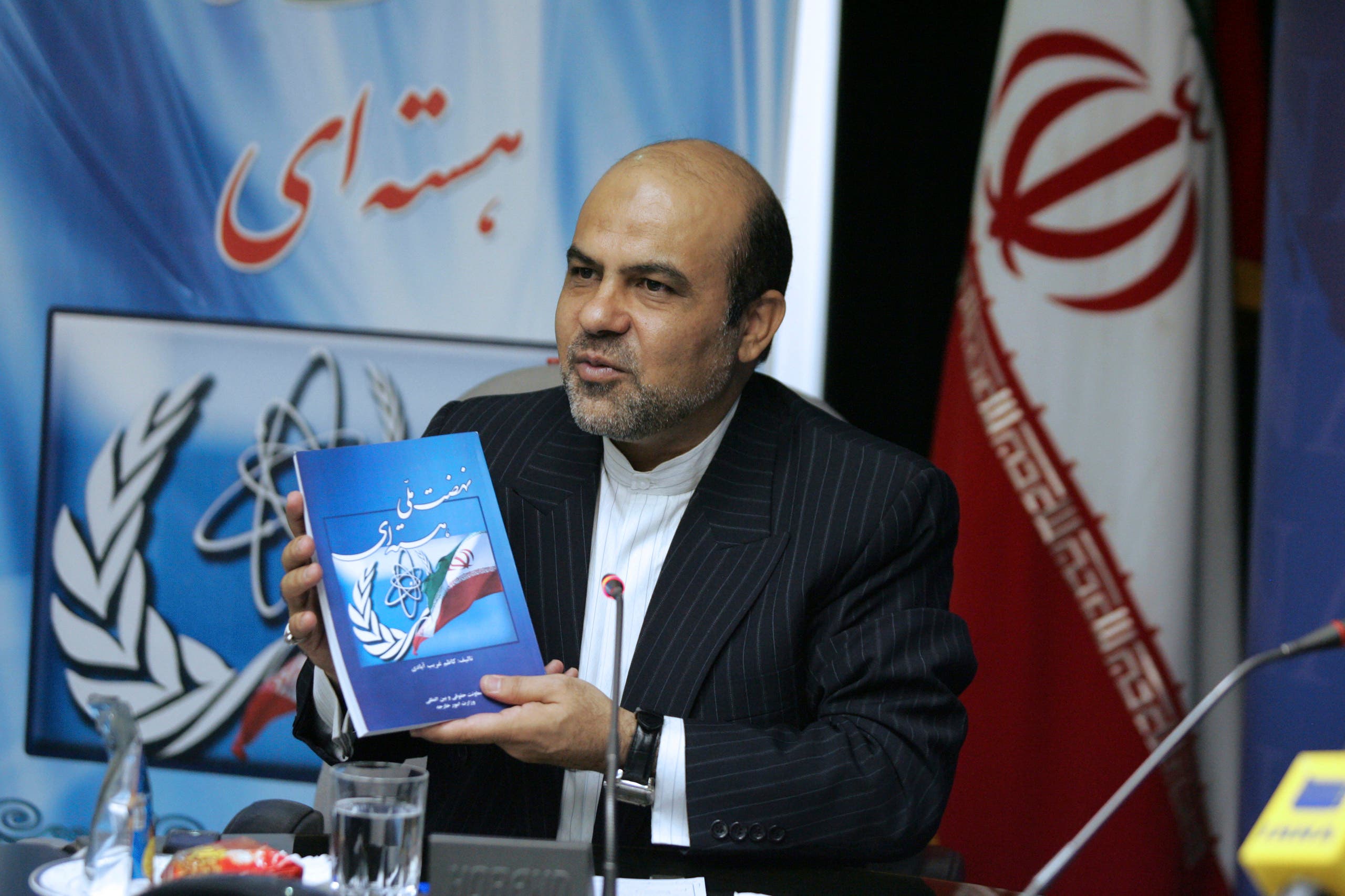 علي رضا أكبري خلال كشفه في 2008 عن كتاب حول الملف النووي