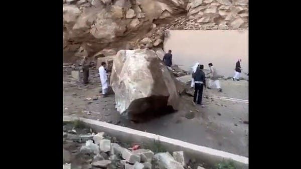 Watch.. Rocks fall on the Aqaba al-Tawhid in Saudi Arabia, without injuries