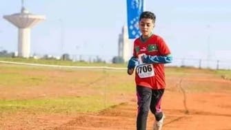 پھٹے ہوئے سپورٹس شوز میں دوڑ، مراکشی لڑکے کی تصویر نے توجہ حاصل کرلی