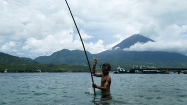 A child holds his fishing rod at the beach of Maitara island in Tidore, North Maluku province, Indonesia, March 11, 2016. (File photo: Reuters)