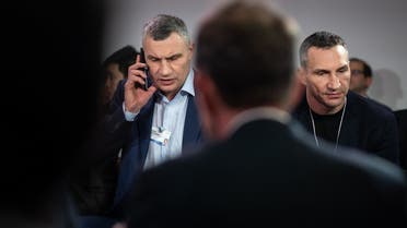  Kyiv mayor Vitali Klitschko (L) speaks on the phone as he attends a special dialogue with CEO’s meeting at the Congress Center during the World Economic Forum (WEF) annual meeting in Davos, on January 18, 2023. (AFP)