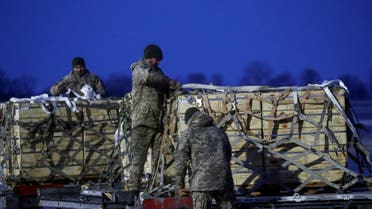 Ukrainian service members unload a shipment of military aid, delivered as part of the United States' security assistance to Ukraine, at the Boryspil International Airport outside Kyiv, Ukraine, February 5, 2022. (File photo: Reuters)