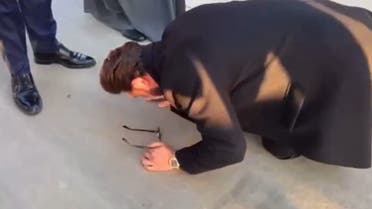 ماجد المهندس يقبل أرض العراق