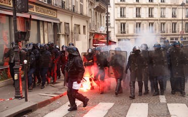 شرطة مكافحة الشغب خلال مظاهرة في باريس يوم 19 يناير (أ ف ب)