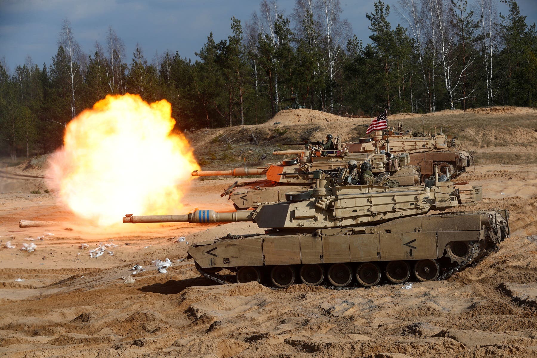 دبابة من طراز إم 1 أبرامز تابعة للجيش الأميركي تطلق قذيفة خلال تدريبات للناتو في لاتفيا (أرشيفية من رويترز)
