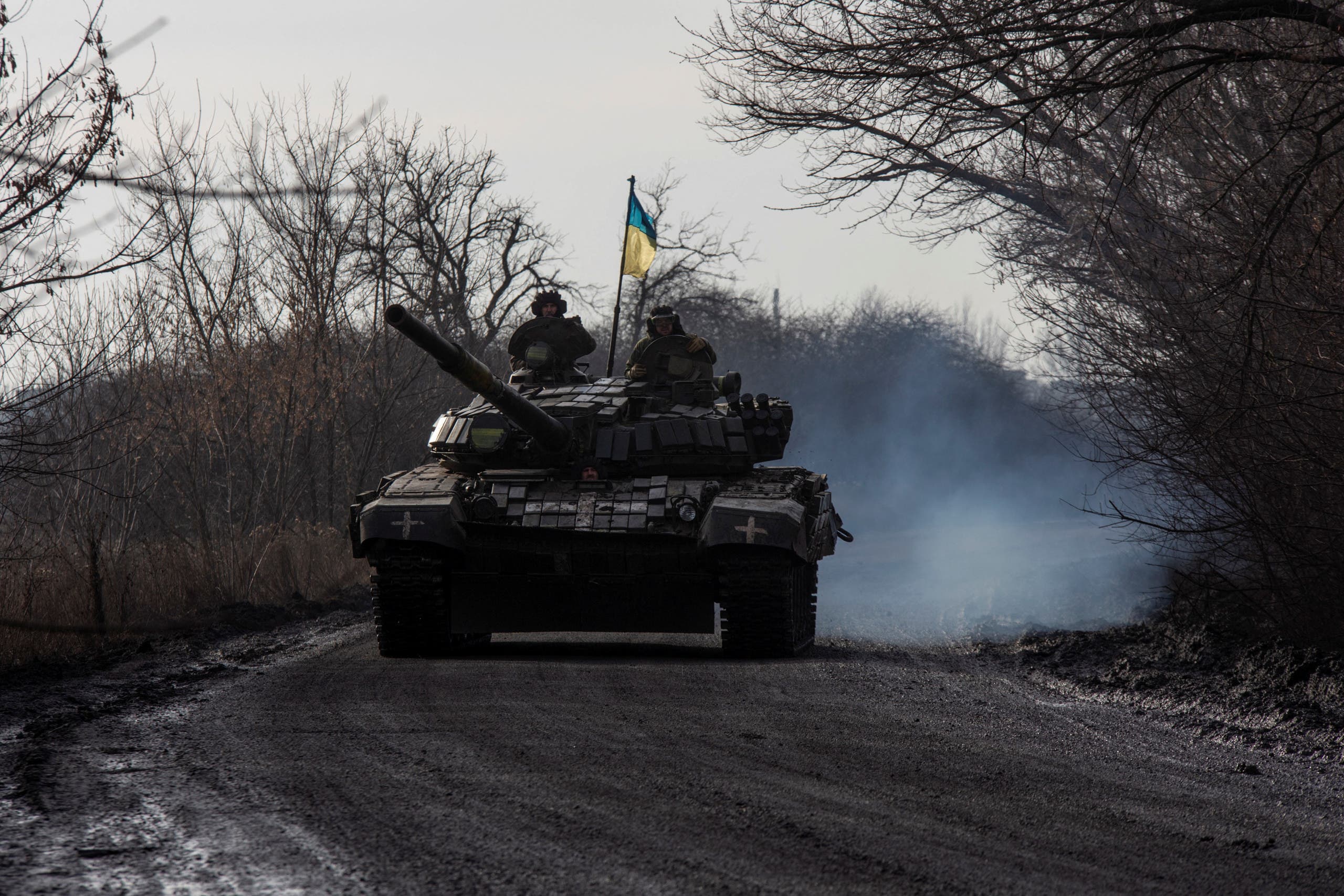 جنود أوكرانيون قرب بلدة باخموت شرق البلاد - رويترز