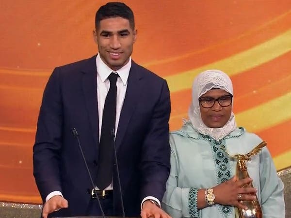 برفقة والدته.. أشرف حكيمي يحصد جائزة الرياضي المفضل بالرياض