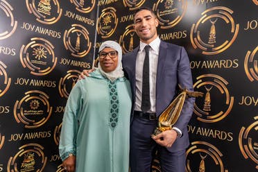 مراکشی فٹ بال کھلاڑی اشرف حکیمی کو بہترین مرد ایتھلیٹ کا ایوارڈ دیا گیا۔ (ٹویٹر)