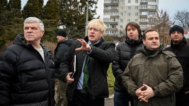 El exprimer ministro británico Boris Johnson visita la ciudad de Borodianka, gravemente dañada durante la invasión rusa de Ucrania, en las afueras de Kyiv, Ucrania, el 22 de enero de 2023. (Reuters)