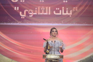 الممثلة السعودية هيلدا ياسين تلقي كلمة قبولها في حفل توزيع جوائز الفرح بالرياض ، السعودية.  (متاح)