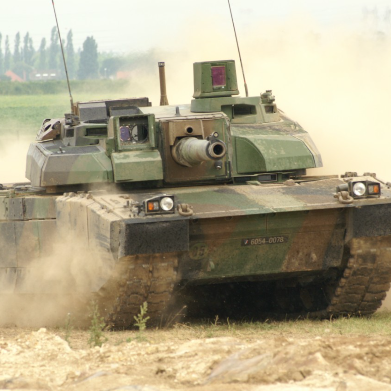 ماكرون لا يستبعد تزويد القوات الأوكرانية بدبابات "لوكلير"