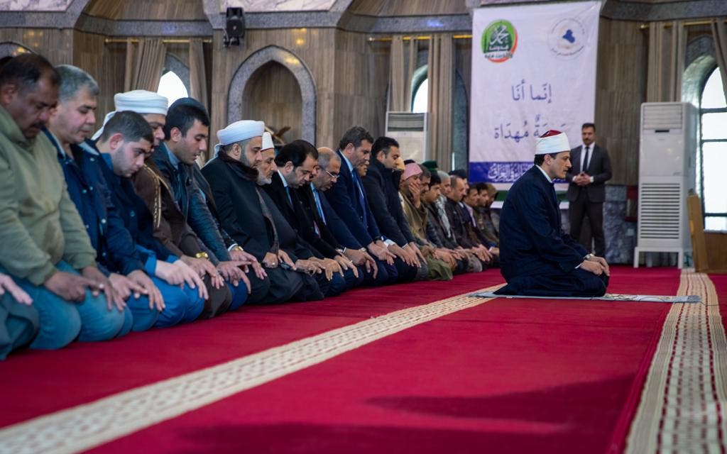وفد "حكماء المسلمين" يؤدي الصلاة في أحد مساجد العراق