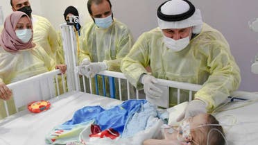 الدكتور الربيعة خلال زيارته للتوأم العراقي
