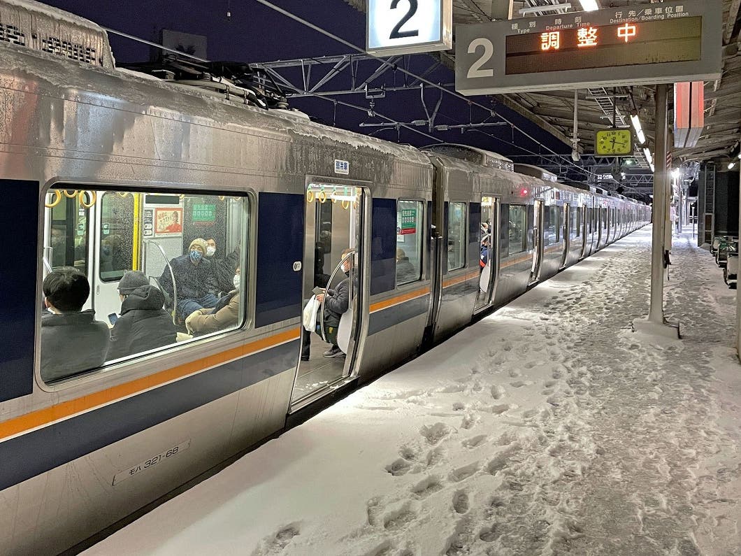 Record heavy snow disrupts Tokyo transit, including flights 