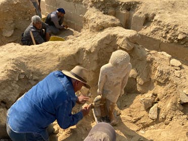 زاهي حواس مع الآثار المكتشفة بمنطقة سقارة
