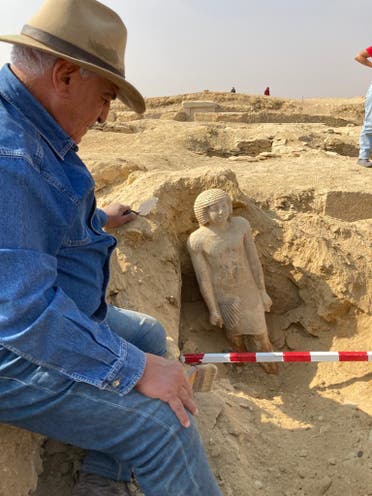 زاهي حواس مع الآثار المكتشفة بمنطقة سقارة