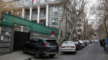 طهران تعفي مسؤولاً أمنياً.. وباكو تشكك بدوافع الهجوم على سفارتها