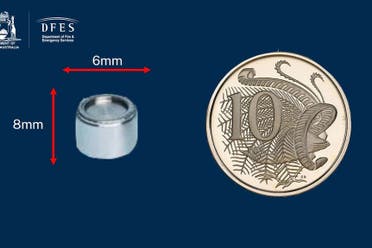 صورة تبين حجم الكبسولة وتقارنها بحجم العملة المعدنية في أستراليا