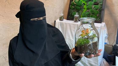 سعودية تتحدى إعاقتها لتبدع في فن نباتات "تيراريوم"