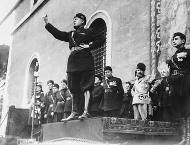 بينيتون موسوليني أثناء القائه لخطاب حماسي