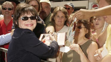 indy Williams, who co-starred with Penny Marshall in the 1970s hit TV series Laverne & Shirley signs autographs following a rare two-star unveiling ceremony honoring them with the 2,258th and 2,259th stars on the Hollywood Walk of Fame August 12, 2004. (File photo: Reuters)