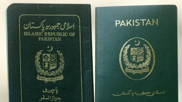 A Pakistani shows his country's new (R) and old passports in Islamabad March 24, 2005. (File photo: Reuters)