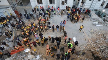 Los equipos de rescate buscan sobrevivientes bajo un techo derrumbado, después de una explosión suicida en una mezquita en Peshawar, Pakistán, el 30 de enero de 2023. REUTERS/Fayaz Aziz