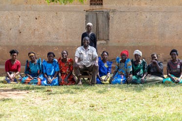 الأب الأوغندي موسى مع أطفاله (أ ف ب)