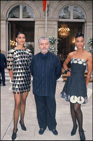 باكو ربان محاطاً بعارضتين ترتديان من تصاميمه في العام 1988
