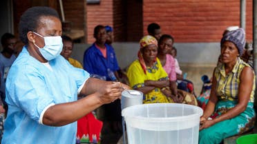 Violett Motta, a health surveillance assistant in Malawi, mixes chlorine with water to disinfect it at a health center in response to the latest cholera outbreak in Blantyre, Malawi, November 16, 2022. (File photo: Reuters)