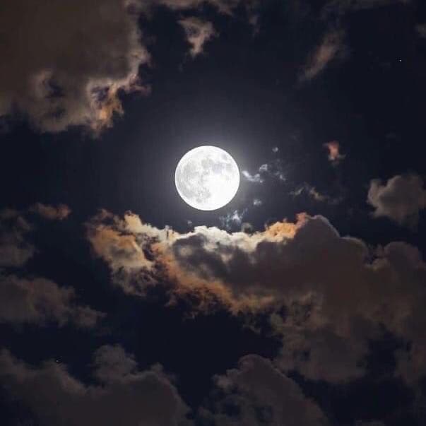 Sa langit sa Saudi Arabia, ang "snow moon" kompleto, takdol ang bulan
