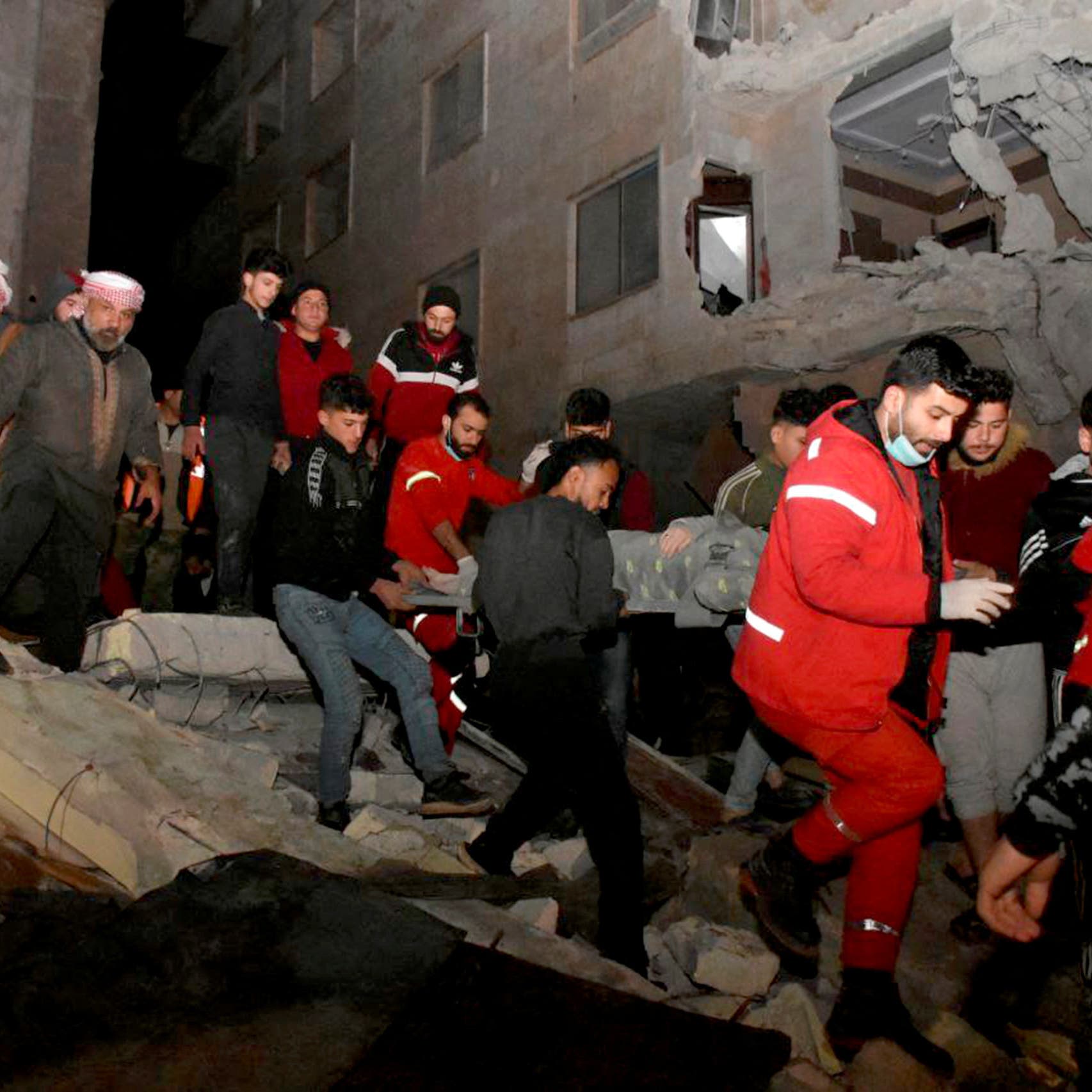 مخاوف من ارتفاع حصيلة الزلزال في تركيا وسوريا إلى 8 أضعاف