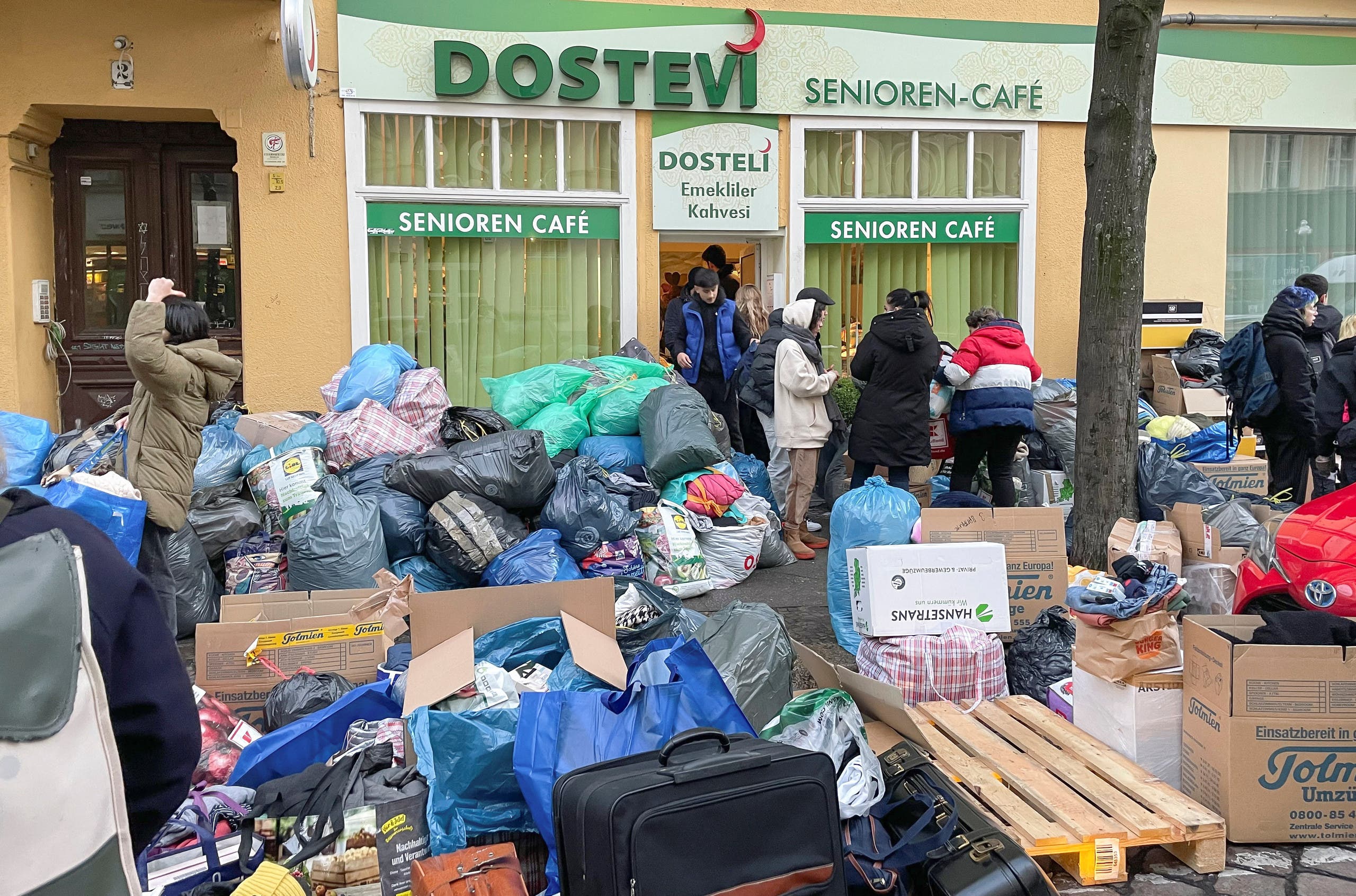 توزيع مساعدات عاجلة على المتضريين من الزلزال في تركيا