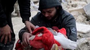 فيديو يدمي القلب من سوريا.. أب يبكي رضيعه: وجعت قلبي.. ياريت أنا ولا أنت