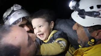ملبے سے نکالا جانے والا شامی بچہ لوگوں کو دیکھ کر خوشی سے جھوم اٹھا