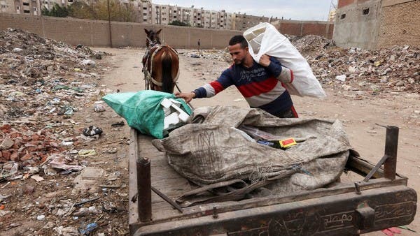 A shock among the Egyptians.. A bodybuilder collects garbage!